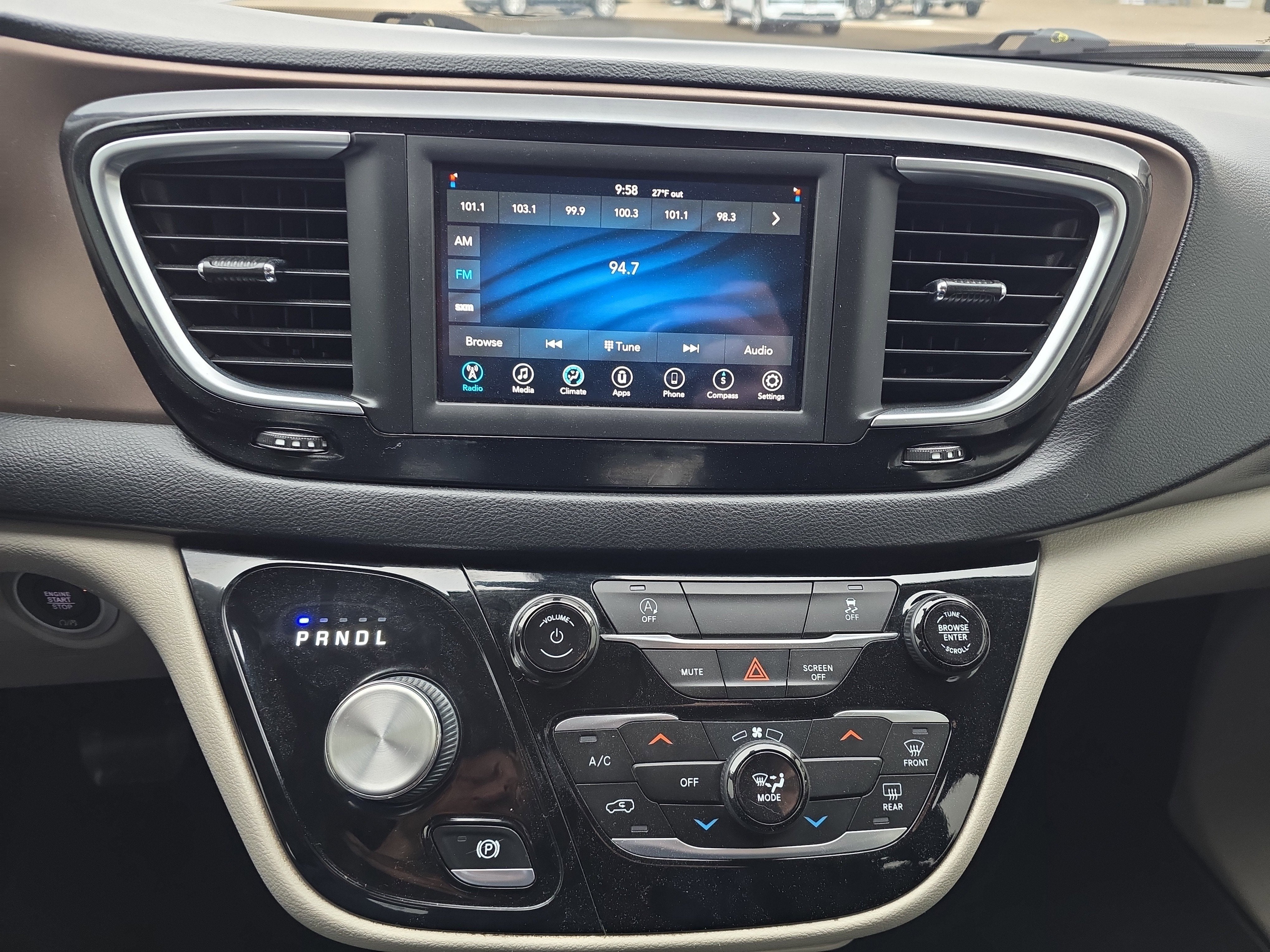 2021 Chrysler Voyager LXI