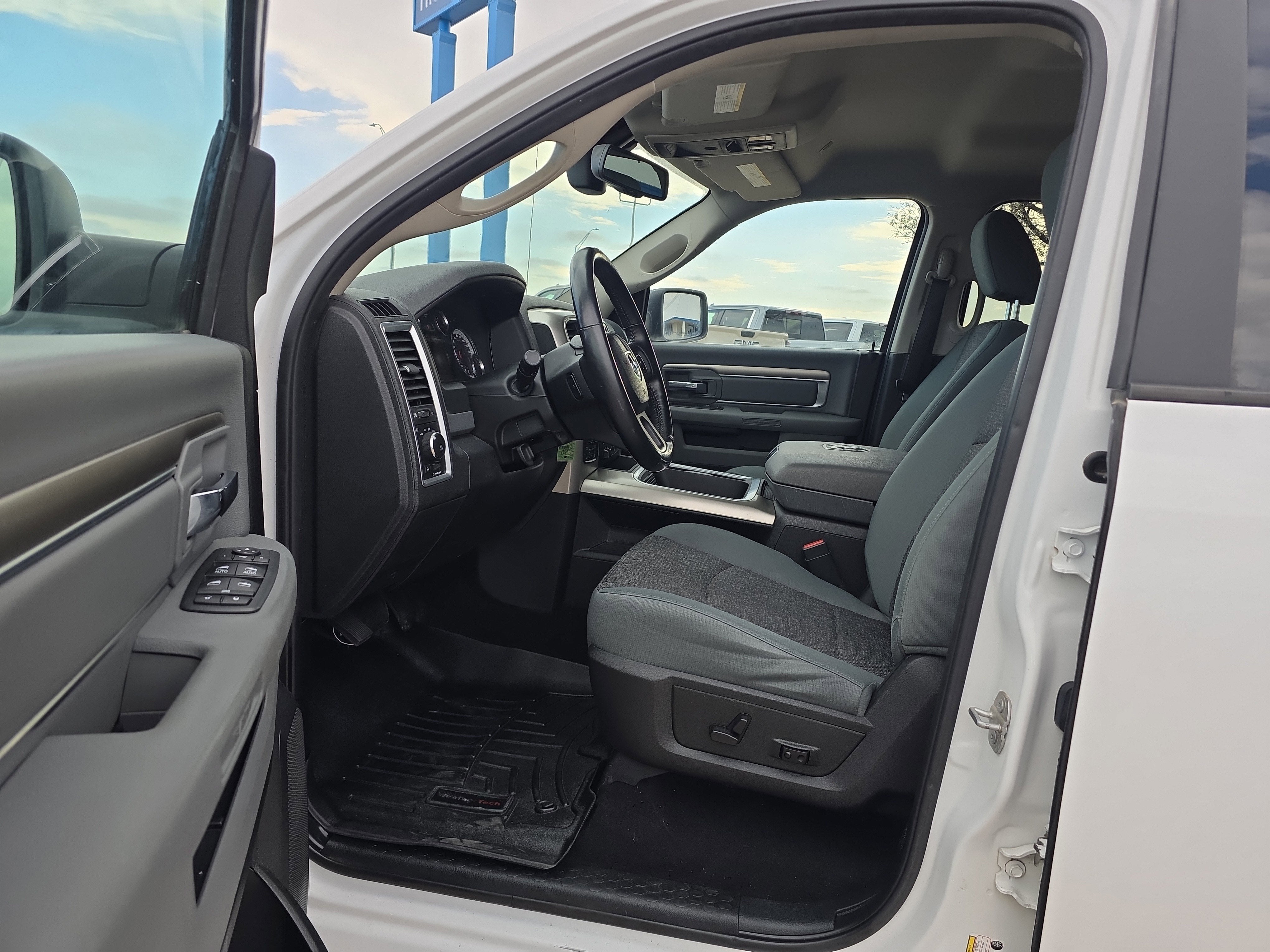 2017 RAM 1500 Big Horn Crew Cab 4x4 5'7" Box