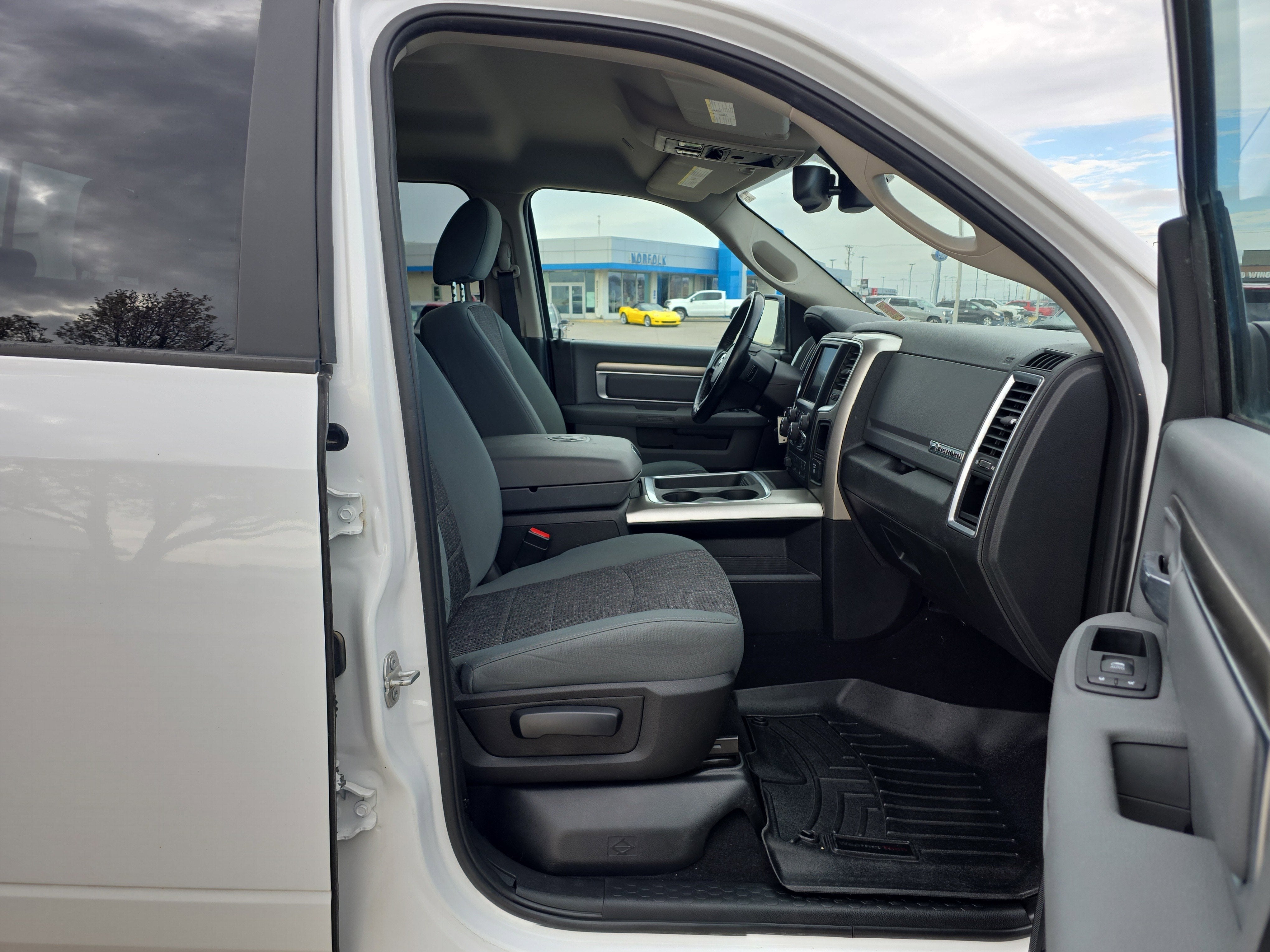 2017 RAM 1500 Big Horn Crew Cab 4x4 5'7" Box