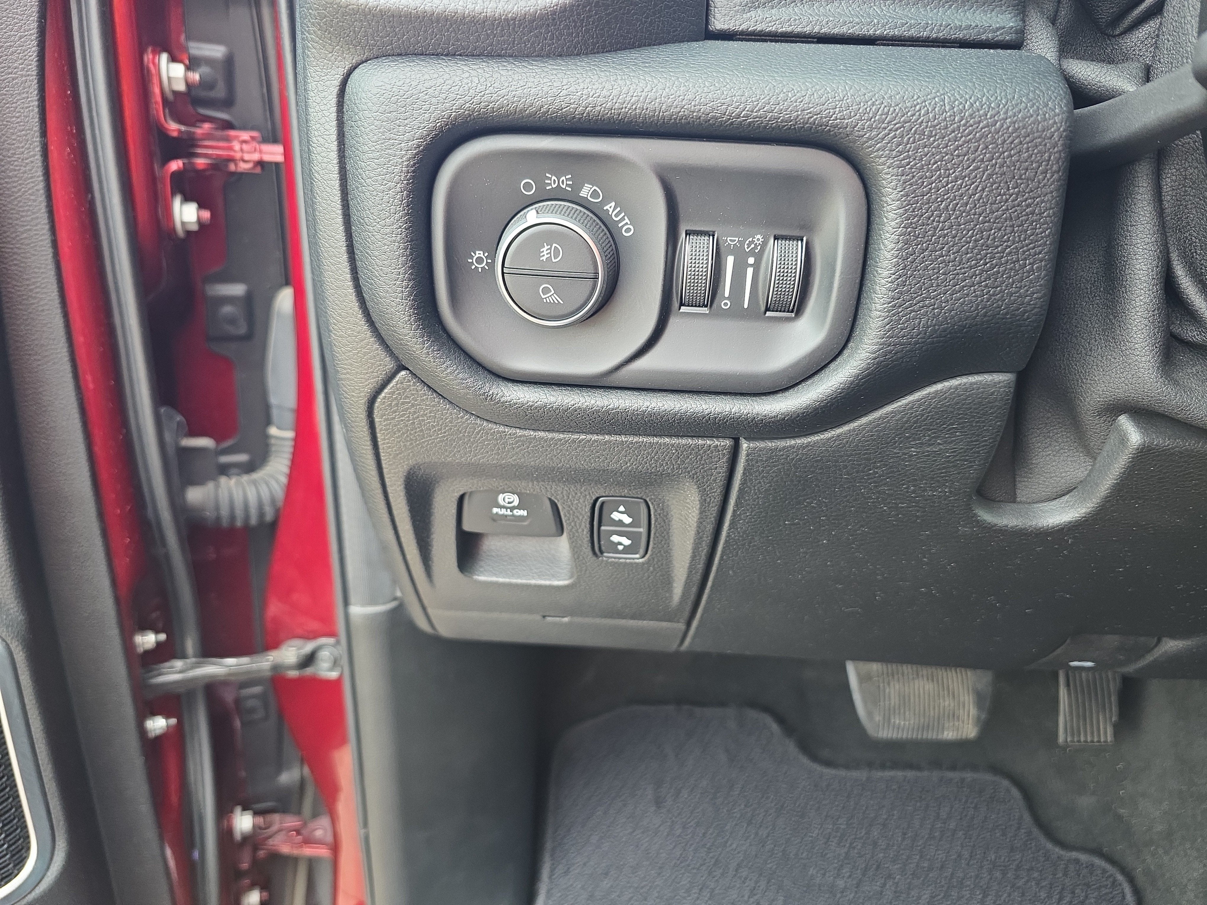 2020 RAM 1500 Laramie Crew Cab 4x4 5'7" Box