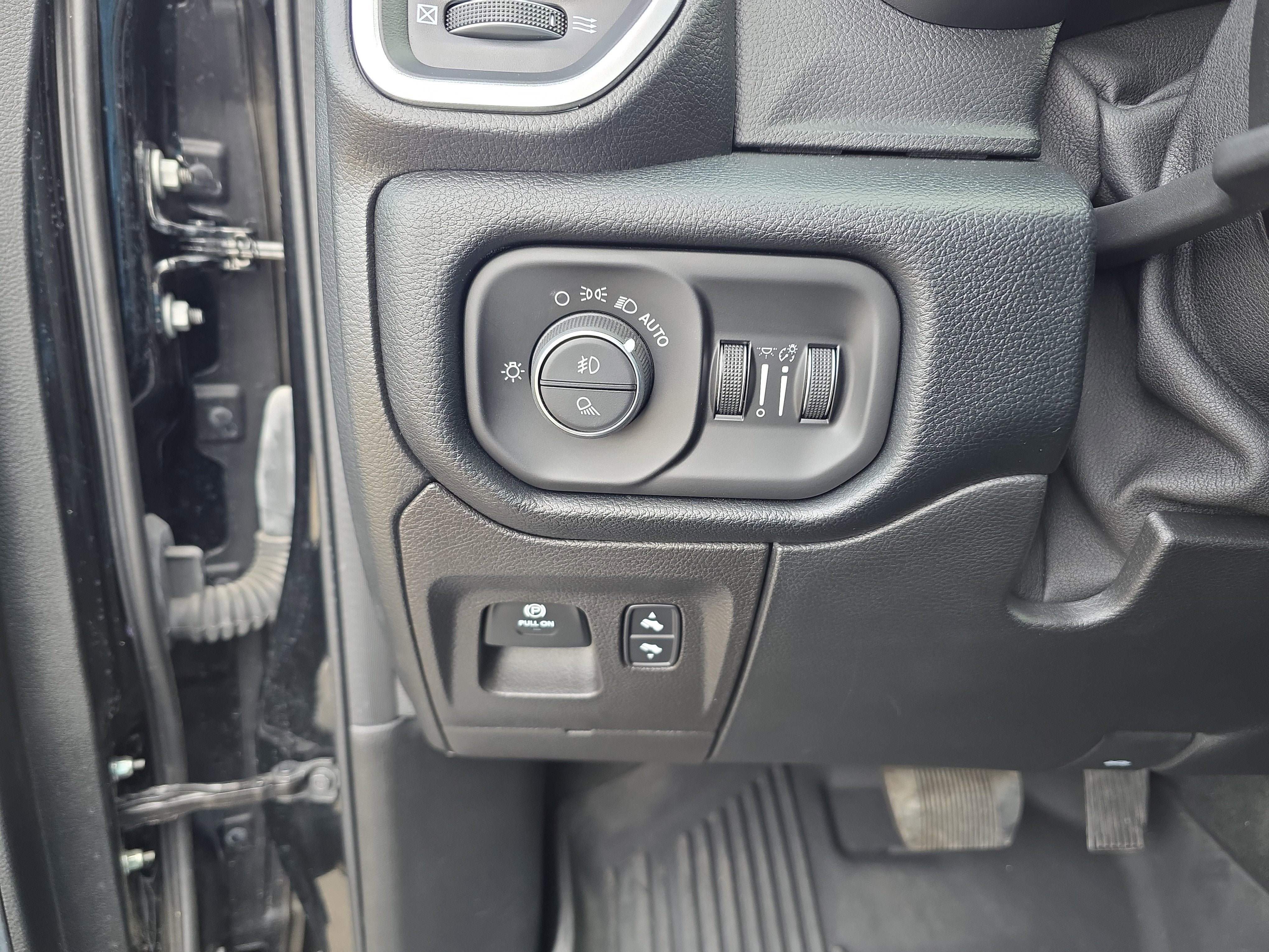 2021 RAM 1500 Laramie Crew Cab 4x4 5'7" Box