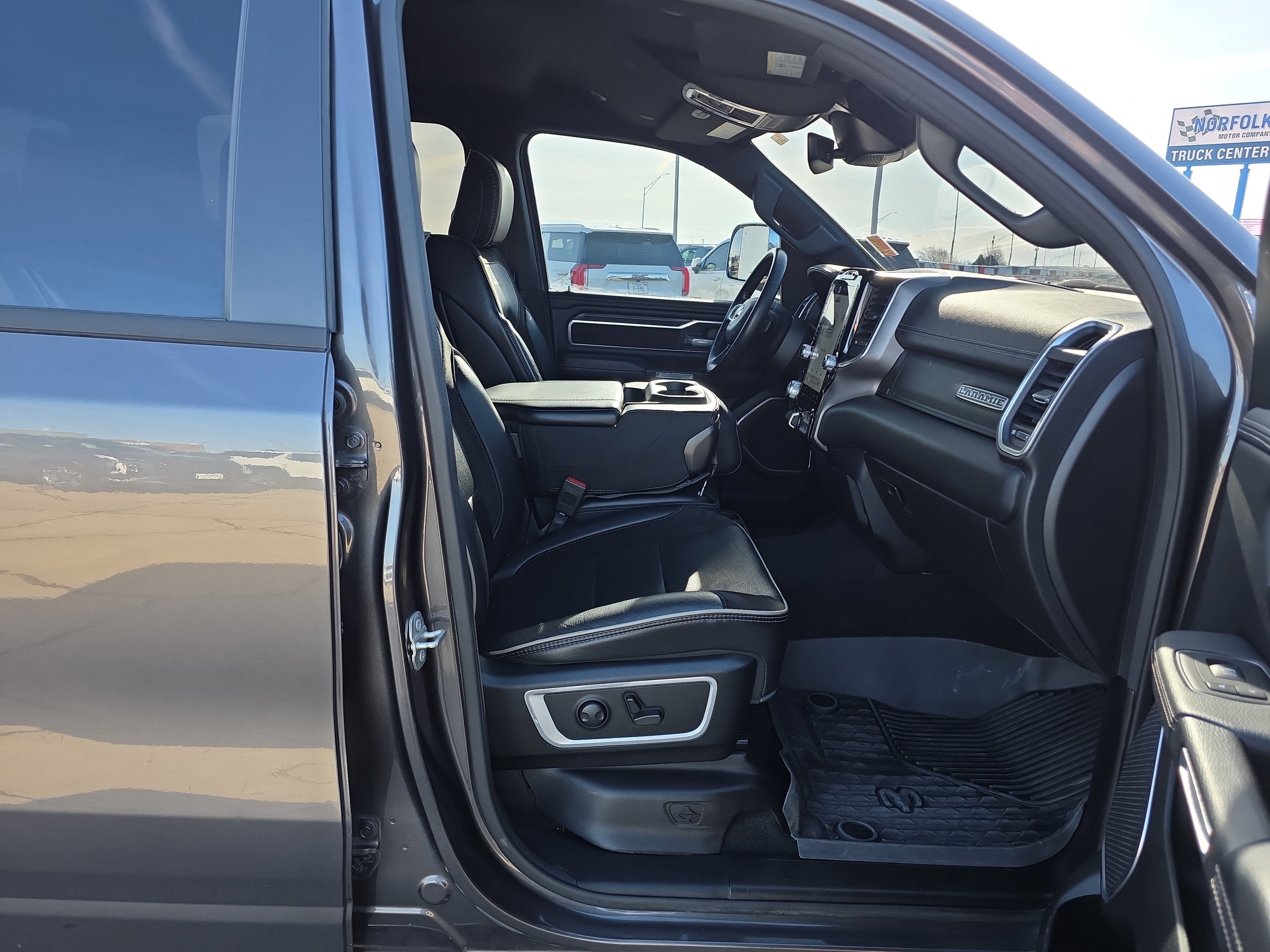 2023 RAM 1500 Laramie Crew Cab 4x4 6'4" Box